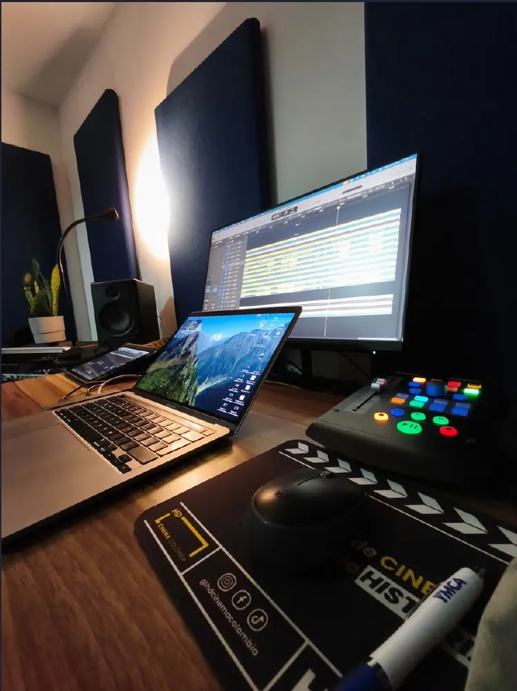 Estación de edición del LAB audiovisual