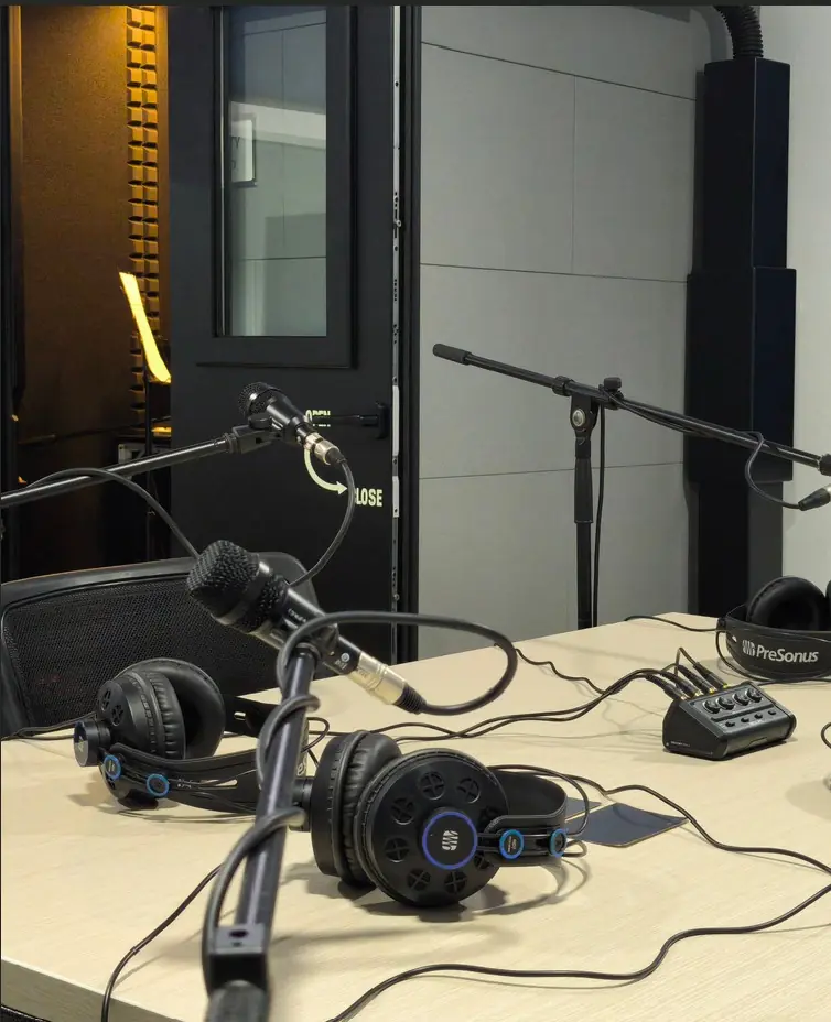 Mesa de podcast con micrófono y auriculares