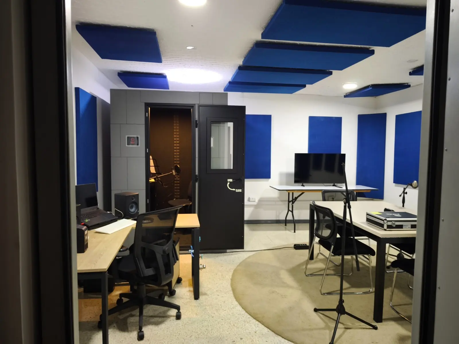 Sala de podcast, cabina insonorizada