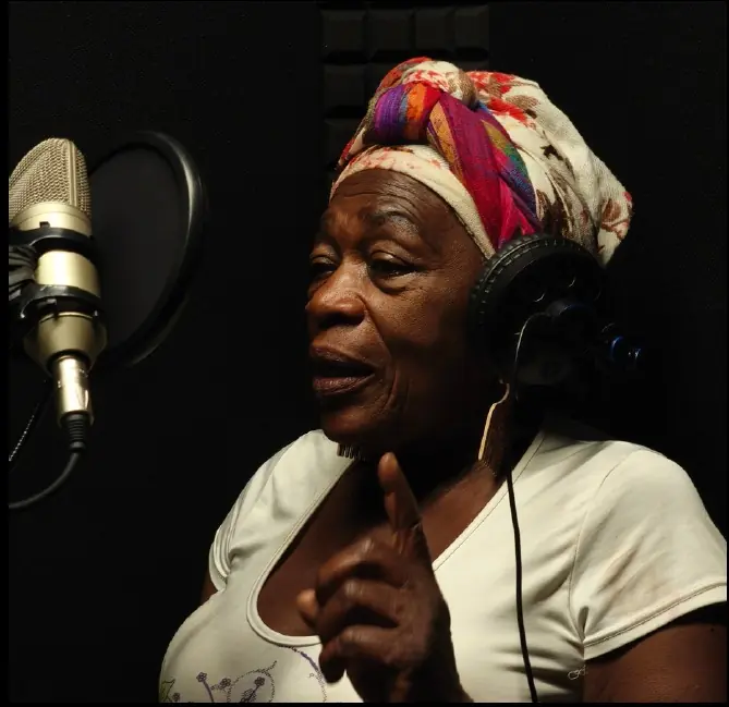 Locutora grabando en cabina de voces